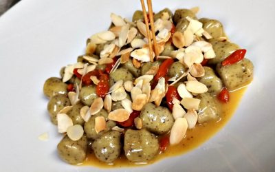 Il piatto del giorno: Gnocchi di canapa con bacche di goji e mandorle tostate